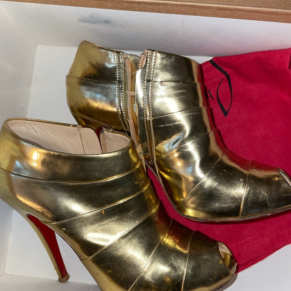 Hold size 37 louboutin